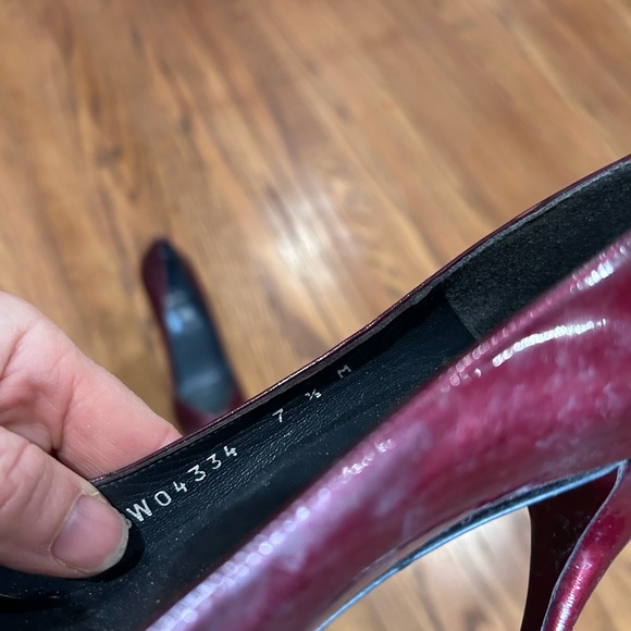 Stuart Weitzman Burgundy Patent Leather Peep Toe Heels - size 7.5 - Picture 10 of 13